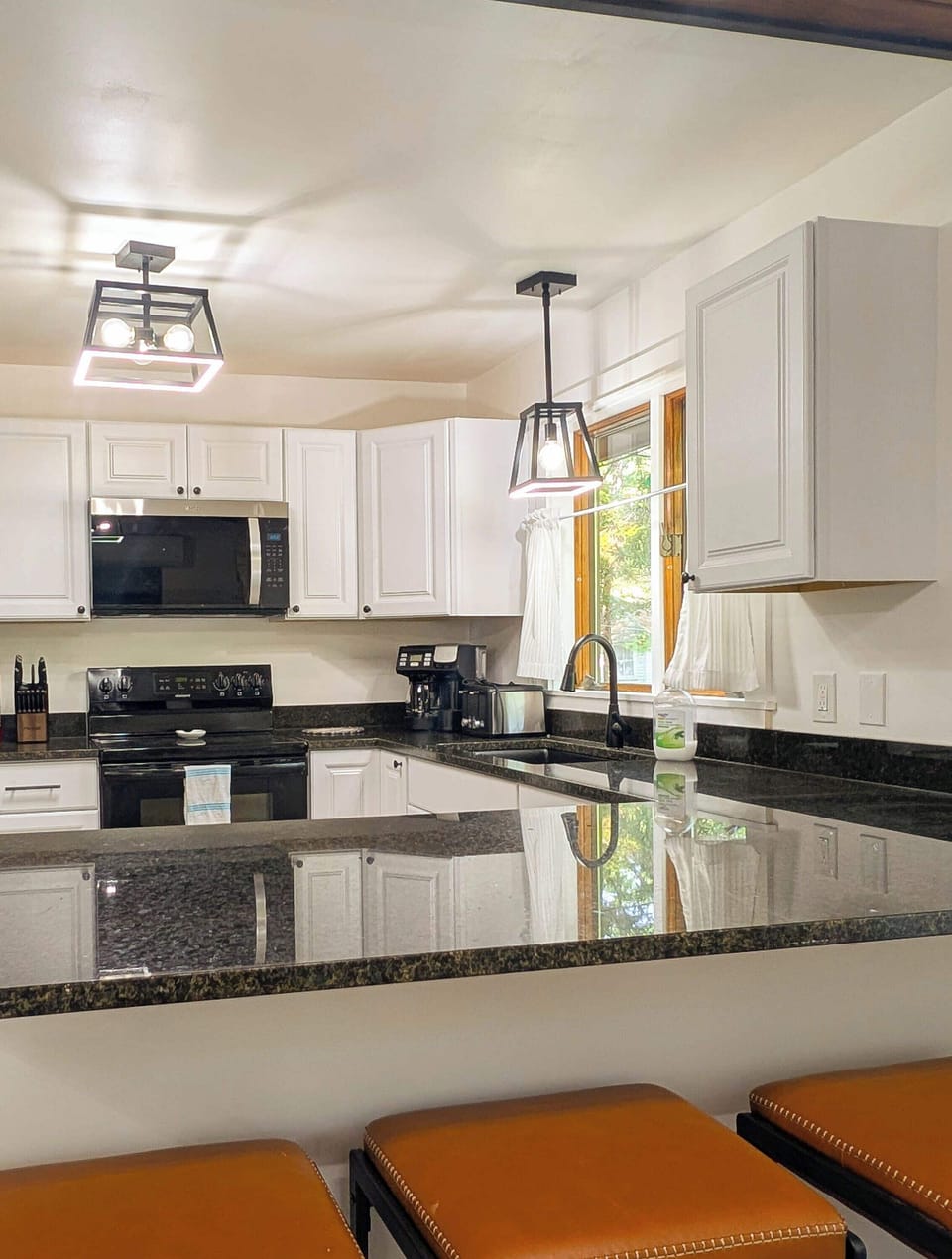 Family House | Private kitchen | Full-size fridge, microwave, oven, stovetop