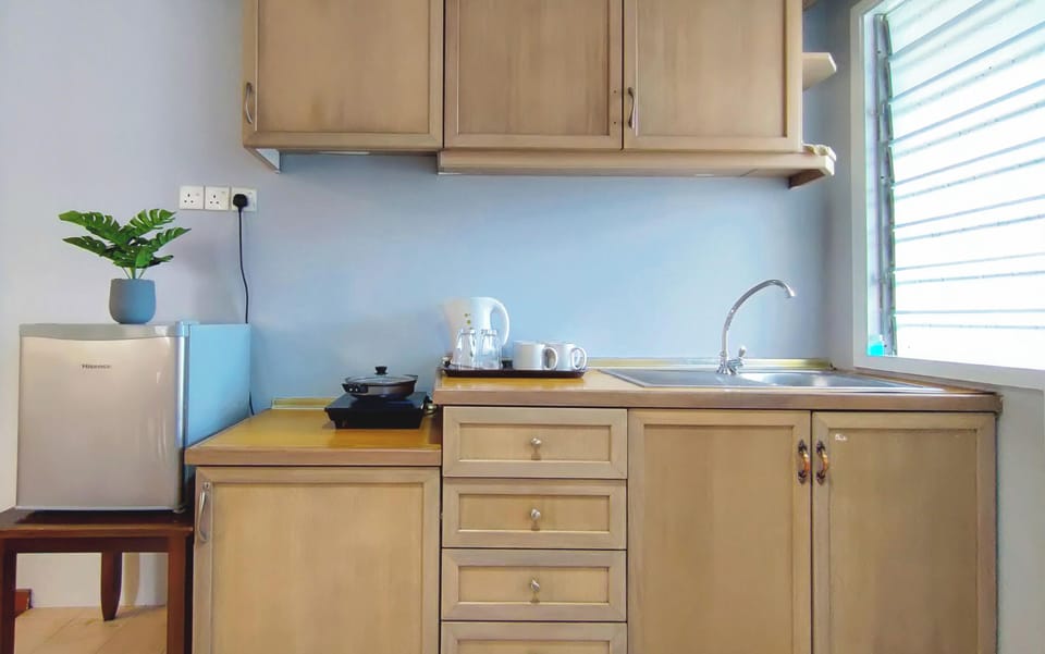 Executive Apartment, 3 Bedrooms | Private kitchen | Fridge