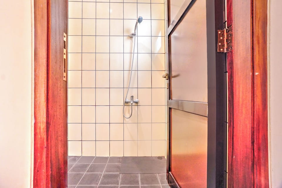 Standard Double Room | Bathroom | Shower, towels