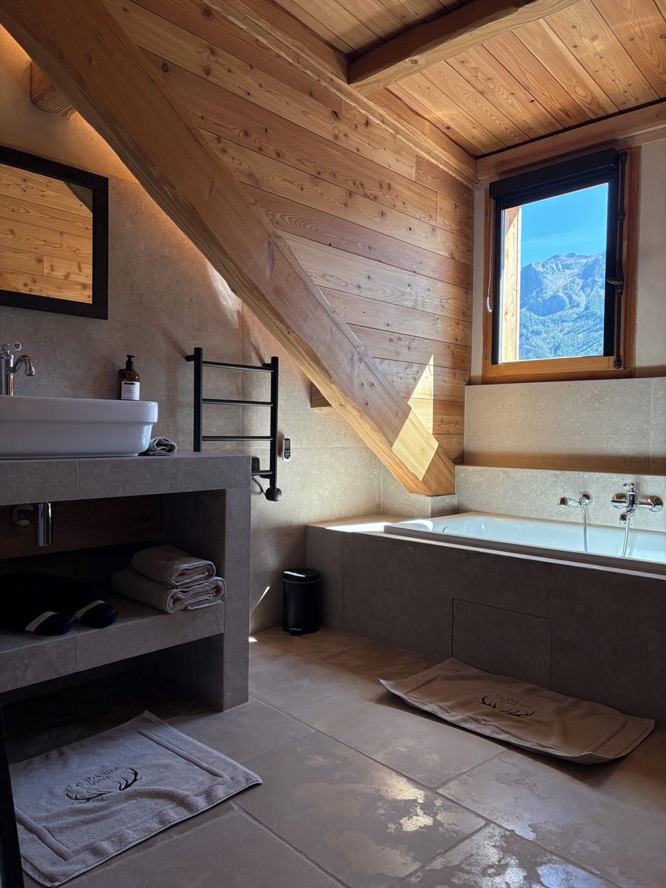 Room 7 | Bathroom | Hair dryer, bathrobes, slippers, soap