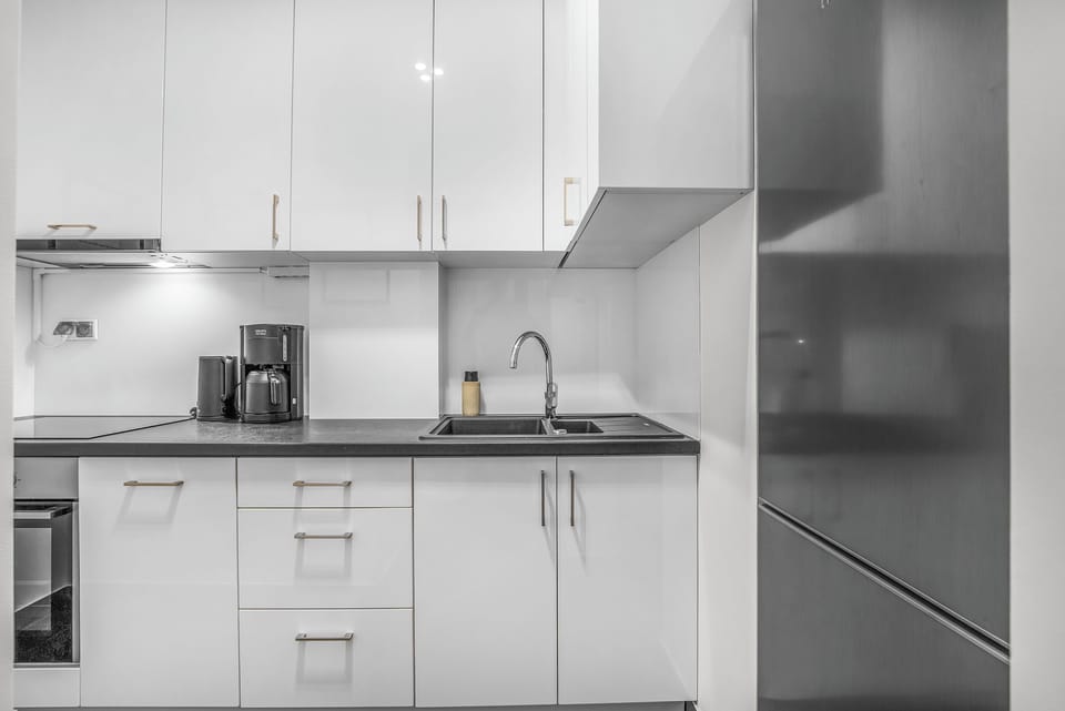 Studio (67) | Private kitchen | Fridge, stovetop, electric kettle, cookware/dishes/utensils