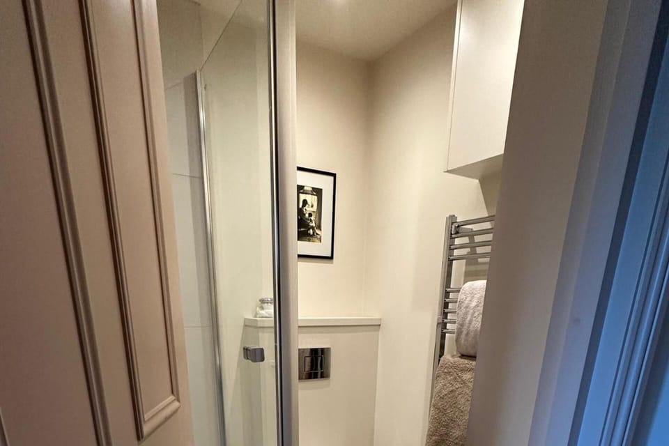 Combined shower/tub, deep soaking tub, hair dryer, towels