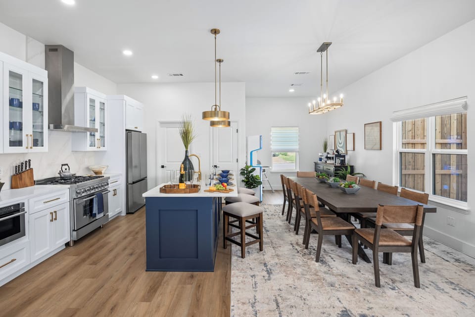 “Modern kitchen with ZLINE range, Samsung appliances and seating for large groups traveling for Arlington events.