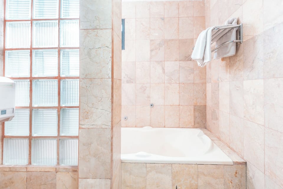 Standard Suite, 1 Double Bed | Bathroom | Shower