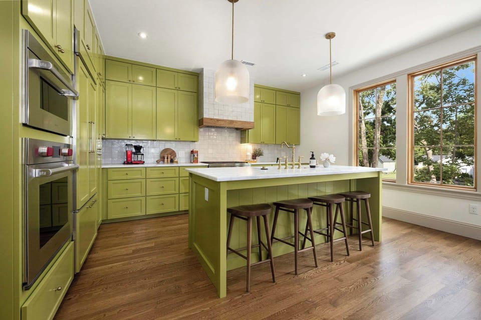 Gorgeous, fully stocked kitchen with high end appliances, walk in pantry, and dining table for 6.