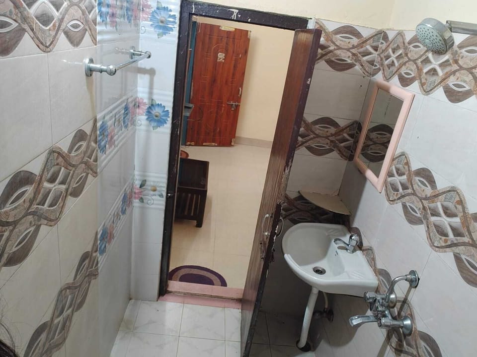 Shower, free toiletries, towels