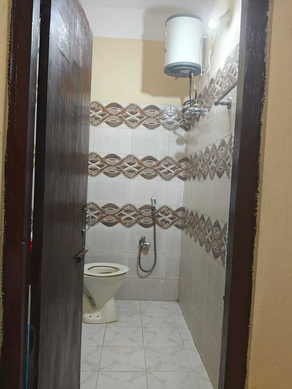 Shower, free toiletries, towels