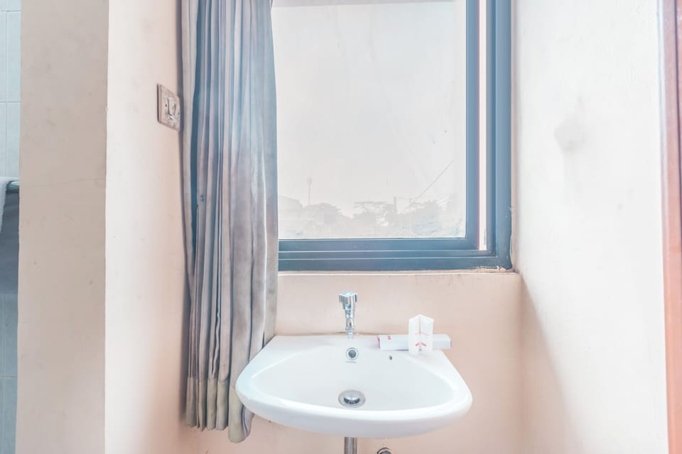 Standard Double Room | Bathroom | Towels