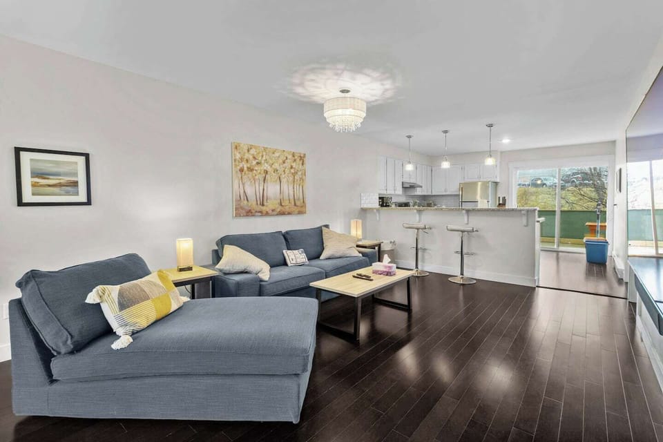 Bright and cozy space for relaxing with family & friends