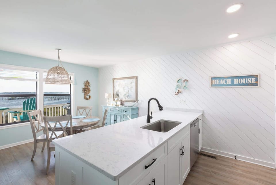 Bright dining and kitchen space on the upper level with easy deck access and open flow (main dining seats 4 and spacious countertop w/ bar seating for 4)