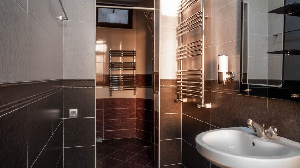 Luxury Double Room, 1 King Bed, Garden View | Bathroom | Shower, free toiletries, hair dryer, slippers