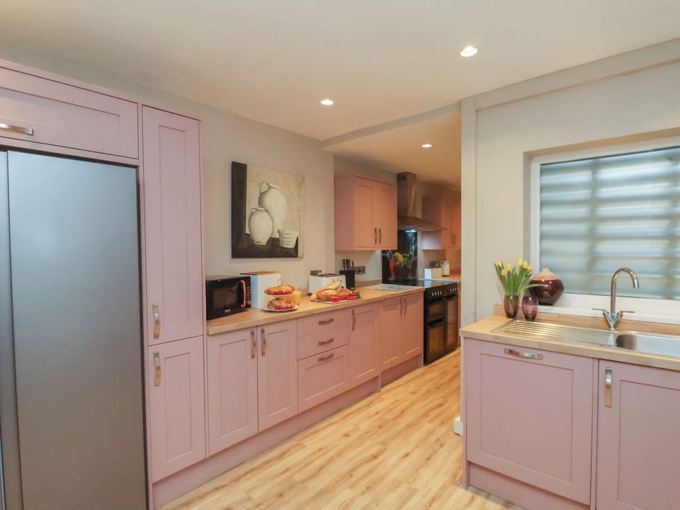Cottage | Private kitchen | Dishwasher, cookware/dishes/utensils