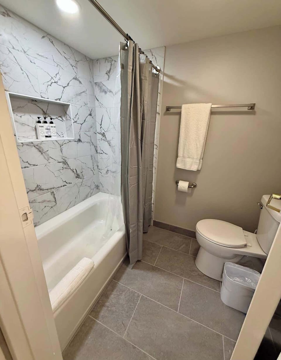 Discover a clean, practical bath designed for your daily routine.