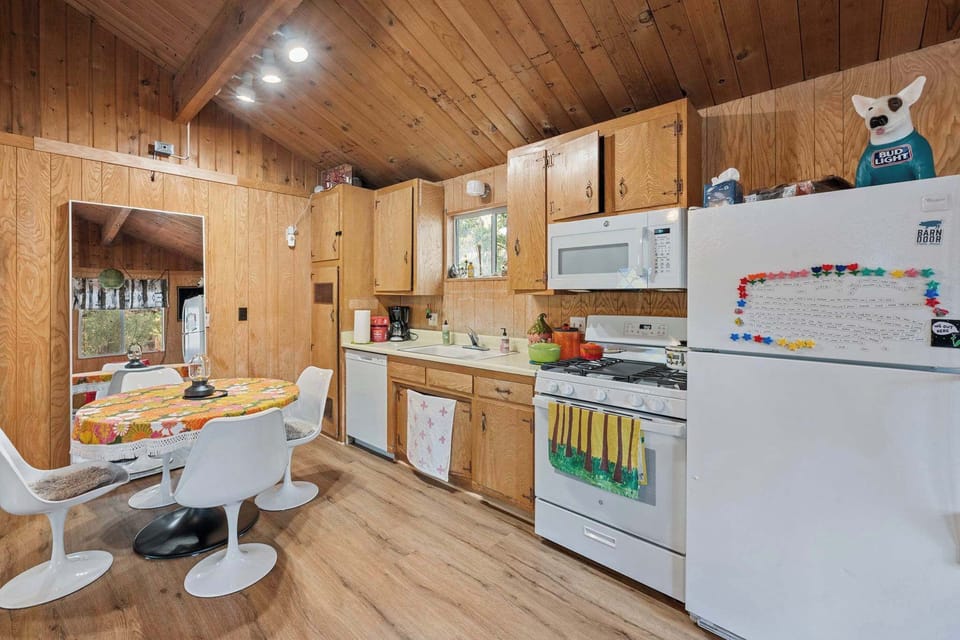 Kitchen & Dining Area