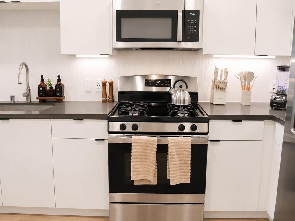 Experience extended comfort with a fully equipped kitchen featuring a coffee machine, stovetop, and microwave—everything you need for a seamless long-term stay