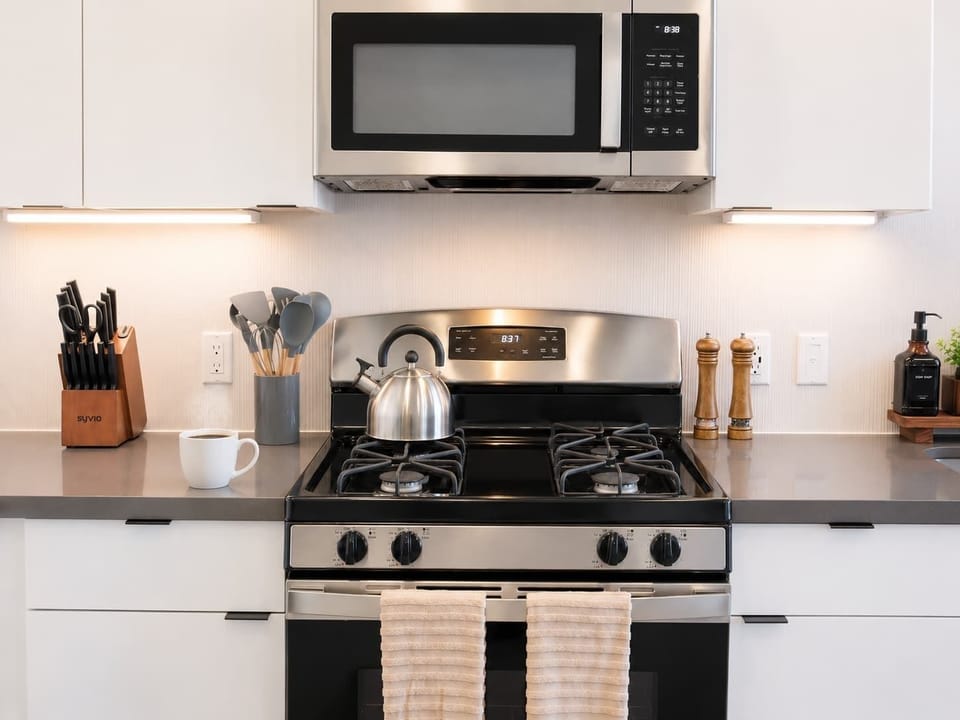 Experience extended comfort with a fully equipped kitchen featuring a coffee machine, stovetop, and microwave—everything you need for a seamless long-term stay