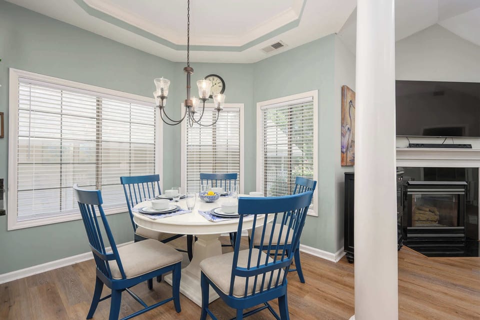 Breakfast table off the kitchen seats 5 