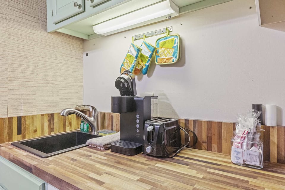 Start your mornings right with a choice of drip or Keurig coffee in the fully equipped kitchen—perfect before a day exploring Franconia Notch or skiing at Loon