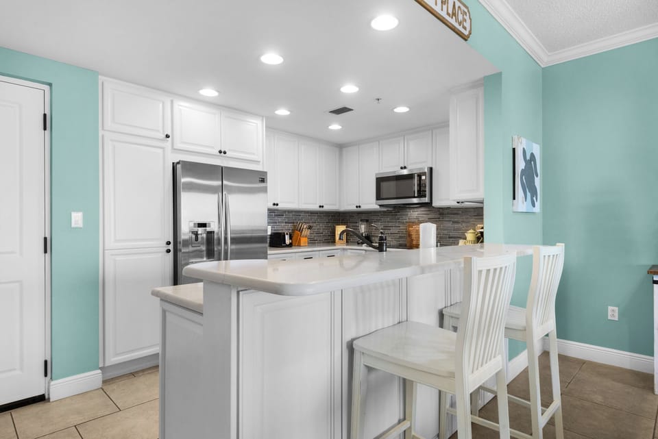 Eat-in kitchen bar seating