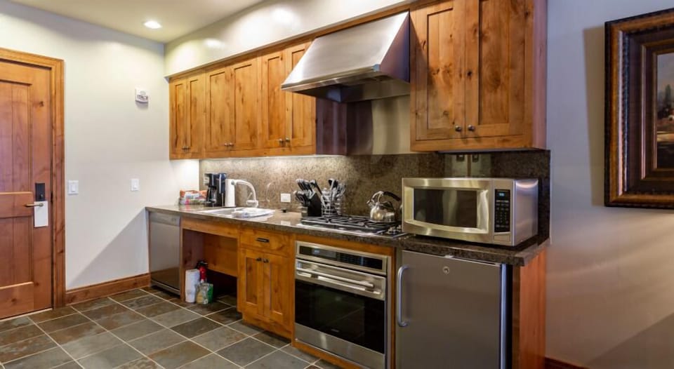 Studio | Private kitchen | Coffee/tea maker, fridge, oven, toaster