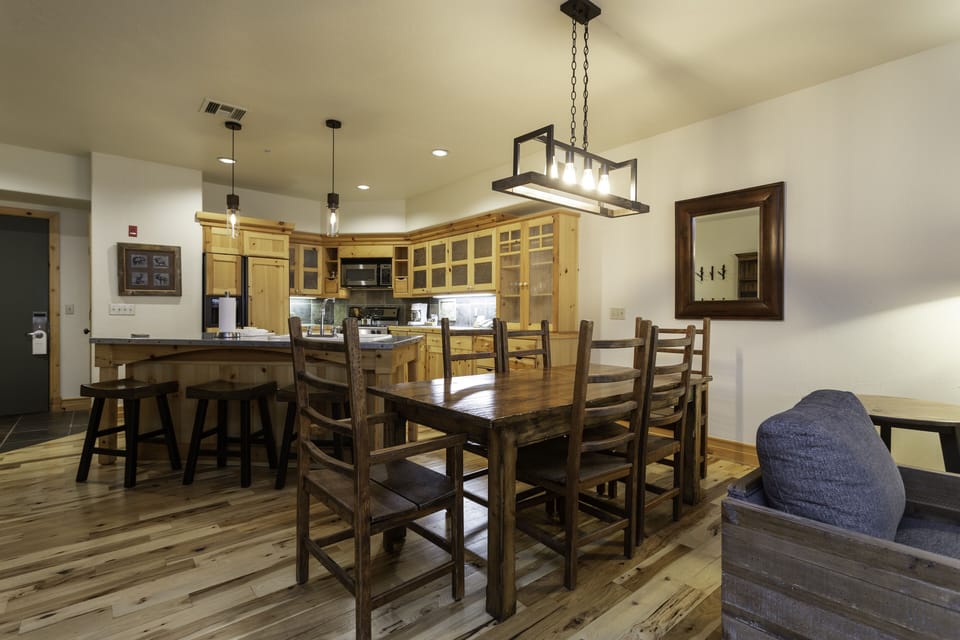 Condo, 2 Bedrooms | Dining
