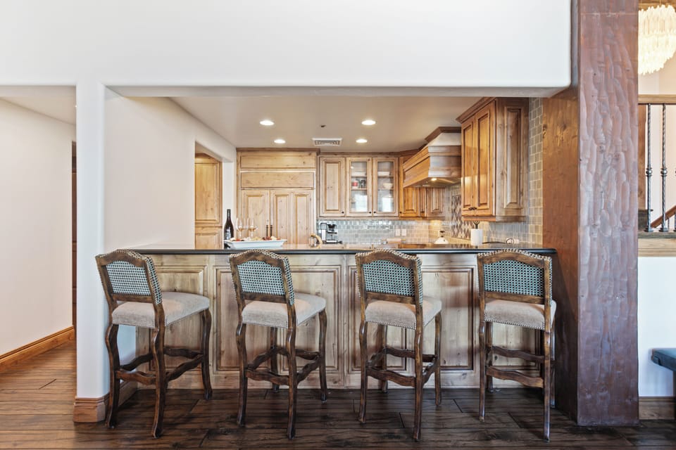 Condo, 5 Bedrooms | Private kitchen | Coffee/tea maker, fridge, oven, toaster