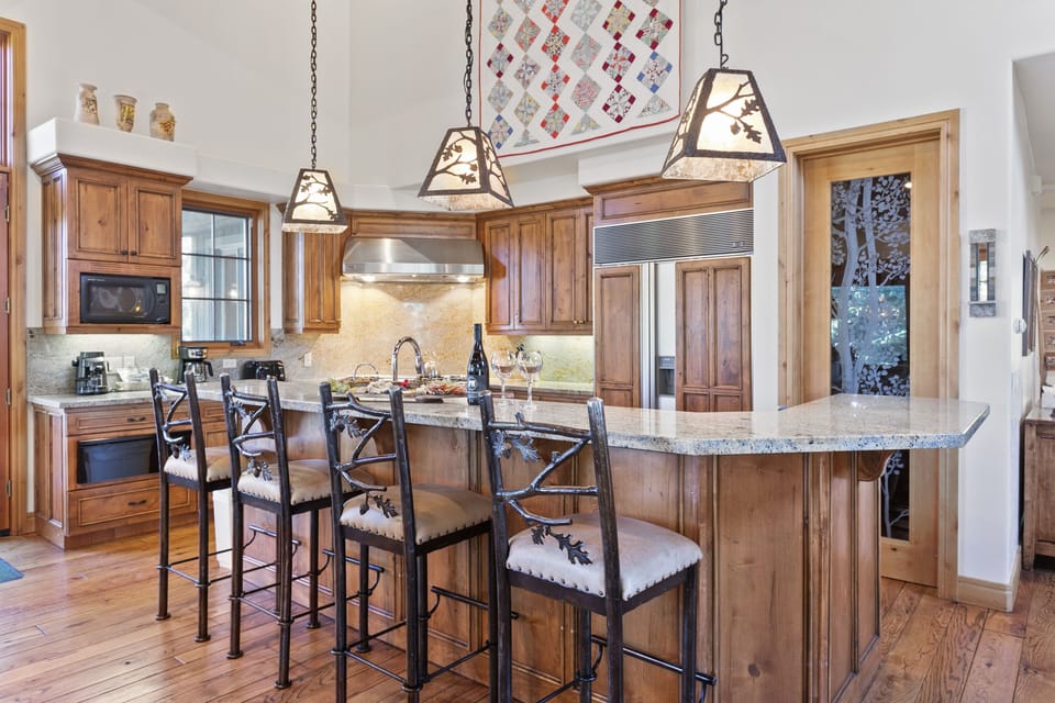 House, 6 Bedrooms | Private kitchen | Fridge, oven, coffee/tea maker, toaster