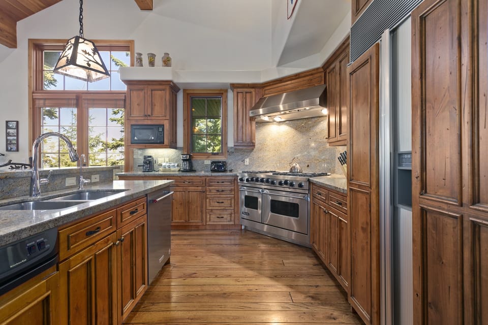 House, 6 Bedrooms | Private kitchen | Fridge, oven, coffee/tea maker, toaster