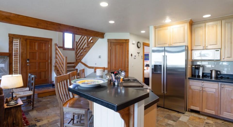 Condo, 4 Bedrooms | Private kitchen | Coffee/tea maker, fridge, oven, toaster