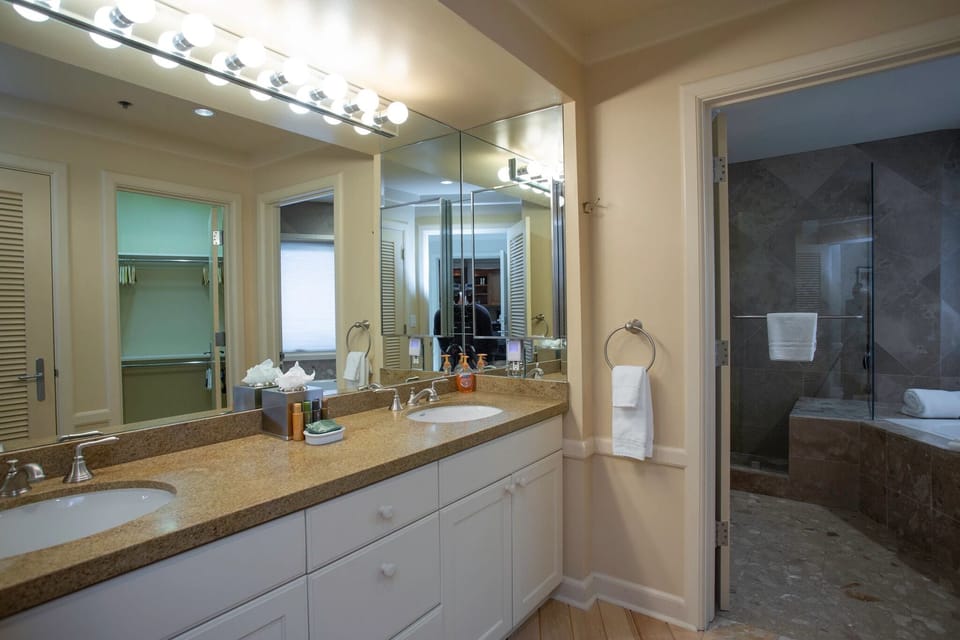 Royal Plaza at Deer Valley Resort - One Bedroom Condo with Hot Tub #301 1 Condo Apartment in Deer Valley