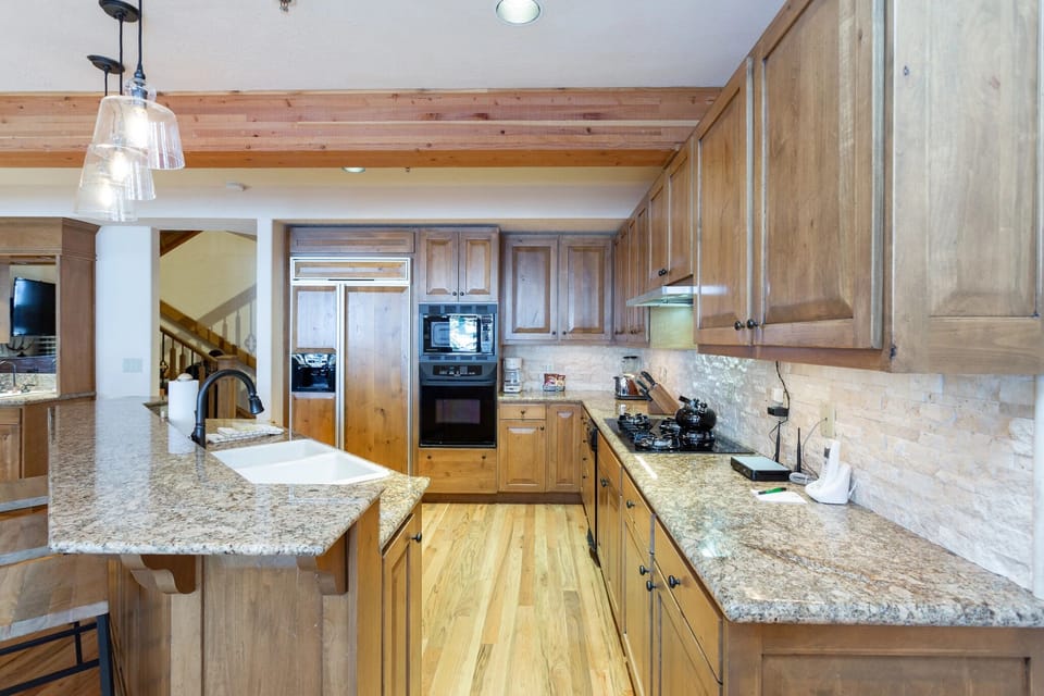 Condo, 3 Bedrooms | Private kitchen | Fridge, oven, coffee/tea maker, toaster