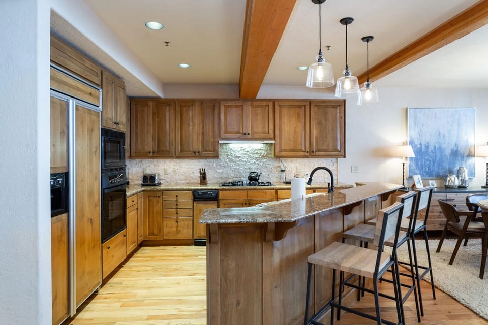Condo, 3 Bedrooms | Private kitchen | Fridge, oven, coffee/tea maker, toaster
