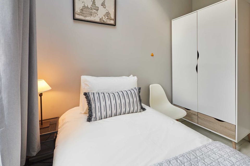 House | 2 bedrooms, desk