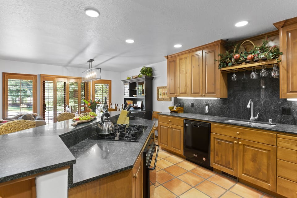 Condo, 4 Bedrooms | Private kitchen | Coffee/tea maker, fridge, oven, toaster