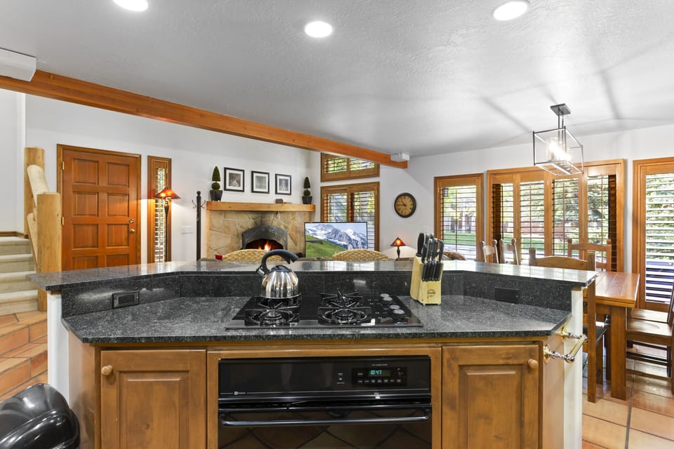 Condo, 4 Bedrooms | Private kitchen | Coffee/tea maker, fridge, oven, toaster