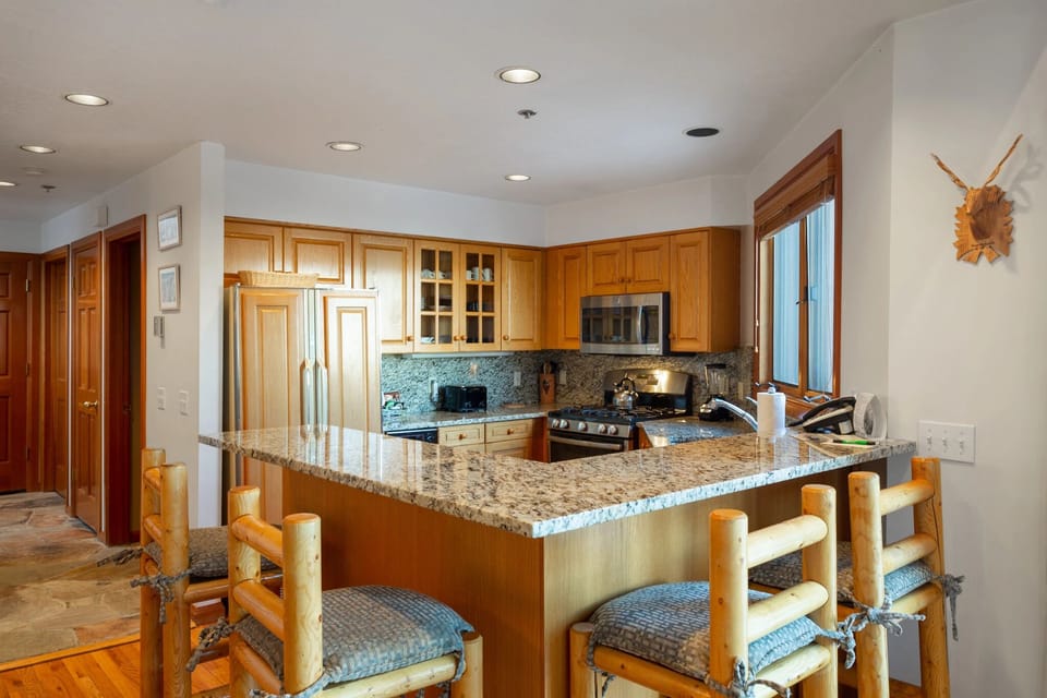 Condo, 3 Bedrooms | Private kitchen | Fridge, oven, coffee/tea maker, toaster
