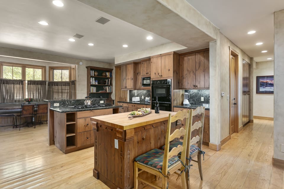 Condo, 4 Bedrooms | Private kitchen | Coffee/tea maker, fridge, oven, toaster