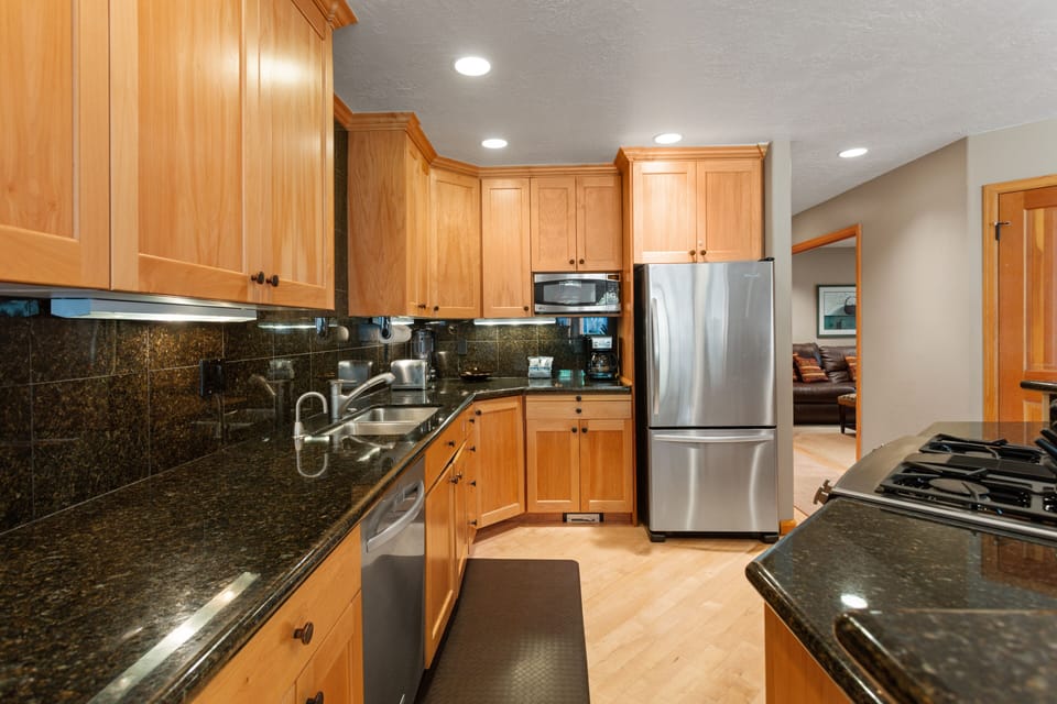 Condo, 3 Bedrooms | Private kitchen | Coffee/tea maker, fridge, oven, toaster