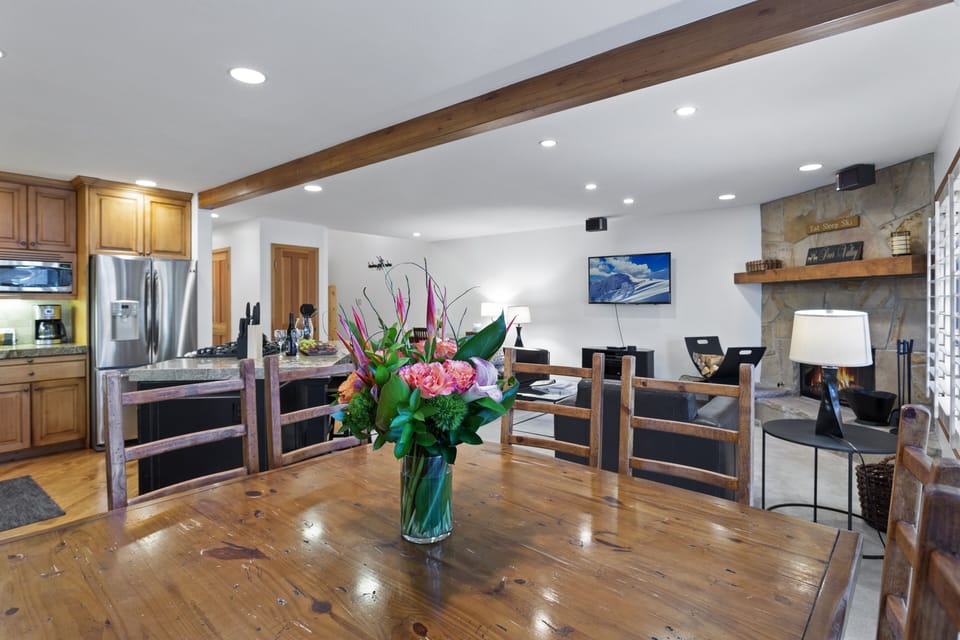 Condo, 2 Bedrooms | Dining