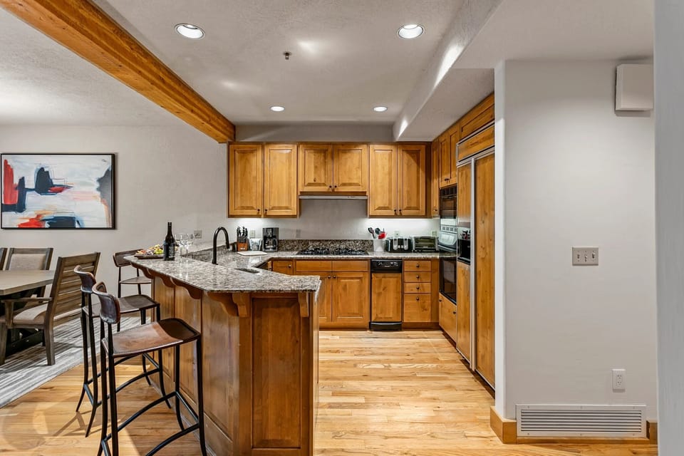 Condo, 3 Bedrooms | Private kitchen | Fridge, oven, coffee/tea maker, toaster