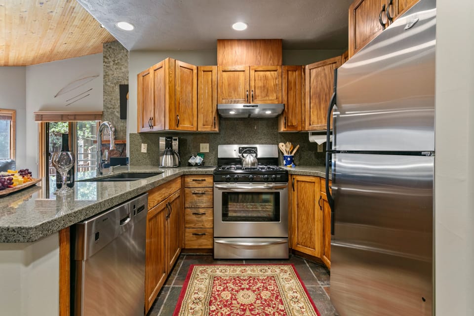 Condo, 3 Bedrooms | Private kitchen | Coffee/tea maker, fridge, oven, toaster