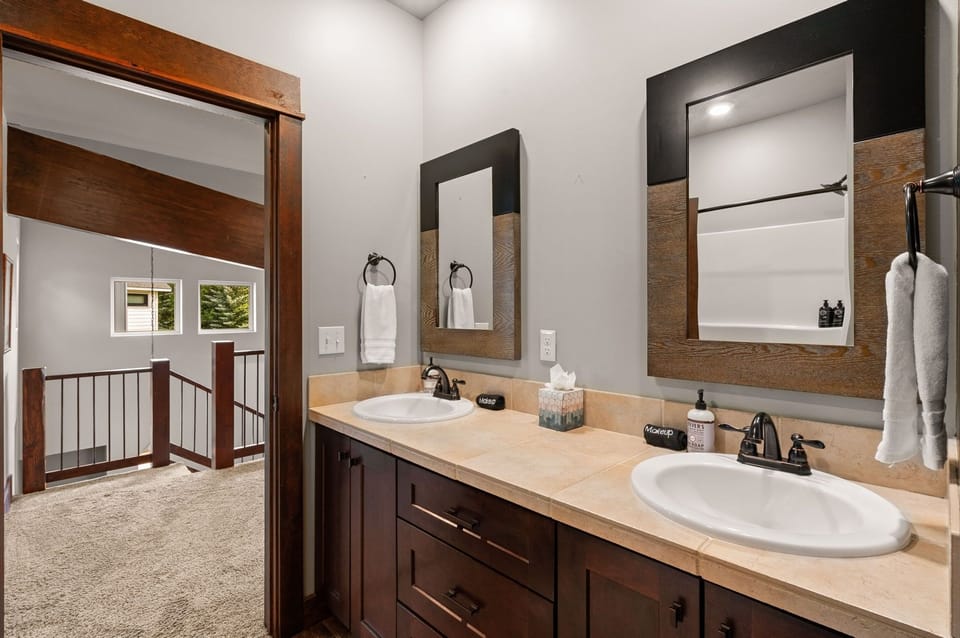 Upstairs Full Bath in Landing w. Tub/Shower Combo