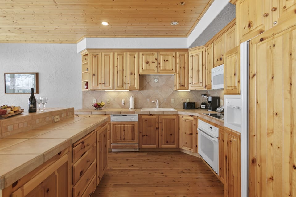 Condo, 3 Bedrooms | Private kitchen | Coffee/tea maker, fridge, oven, toaster