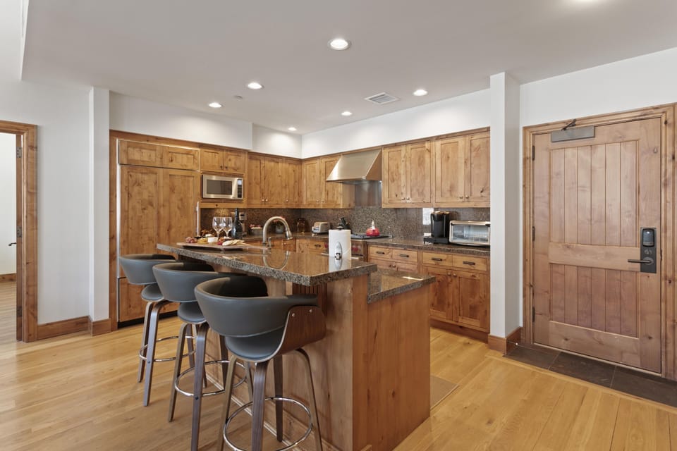 Condo, 3 Bedrooms | Private kitchen | Coffee/tea maker, fridge, oven, toaster