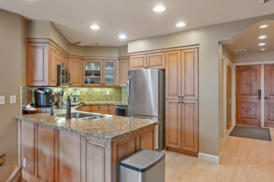 Condo, 1 Bedroom | Private kitchen | Fridge, oven, coffee/tea maker, toaster