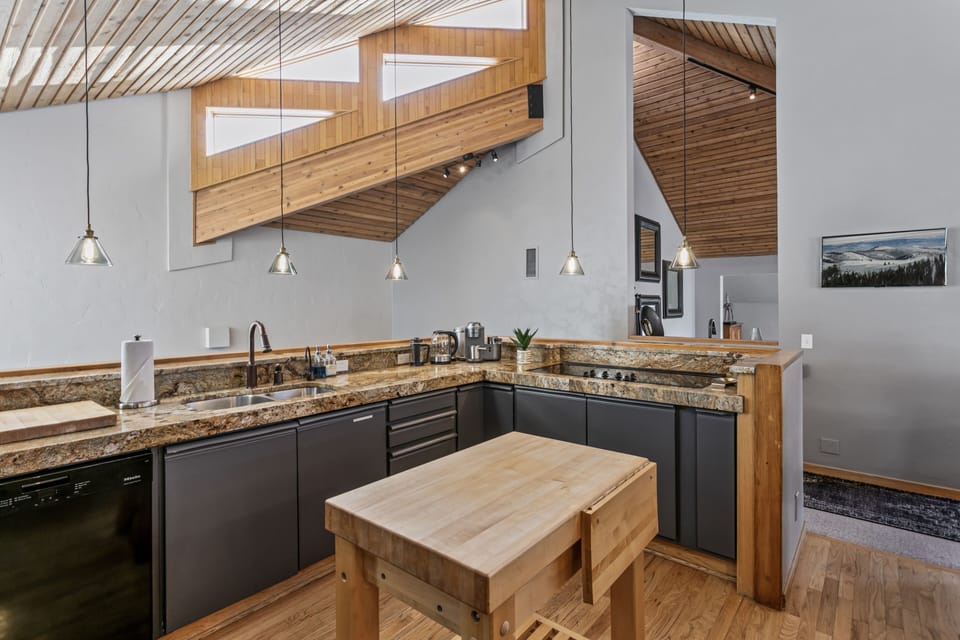 Condo, 4 Bedrooms | Private kitchen | Coffee/tea maker, fridge, oven, toaster