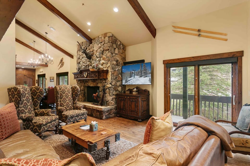 Condo, 6 Bedrooms | Living area | Smart TV