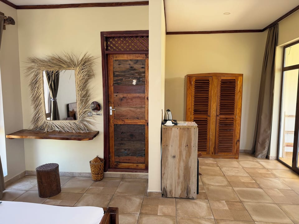 Deluxe Double Room, 1 Bedroom, Non Smoking, Partial Ocean View | Hypo-allergenic bedding, memory foam beds, in-room safe