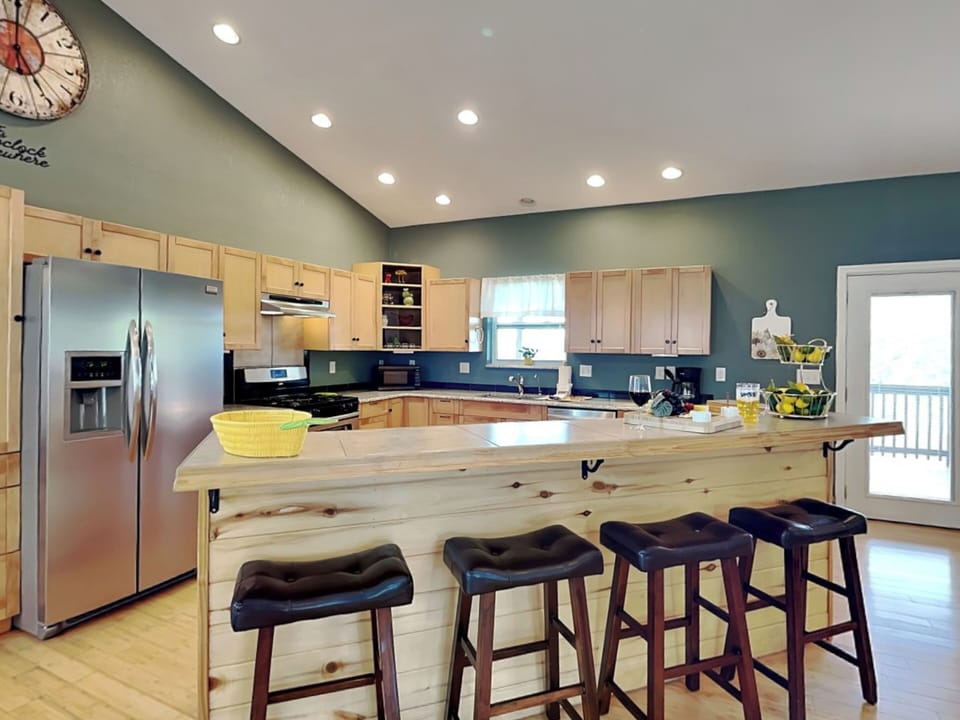 Kitchen - Countertop Seating for 4