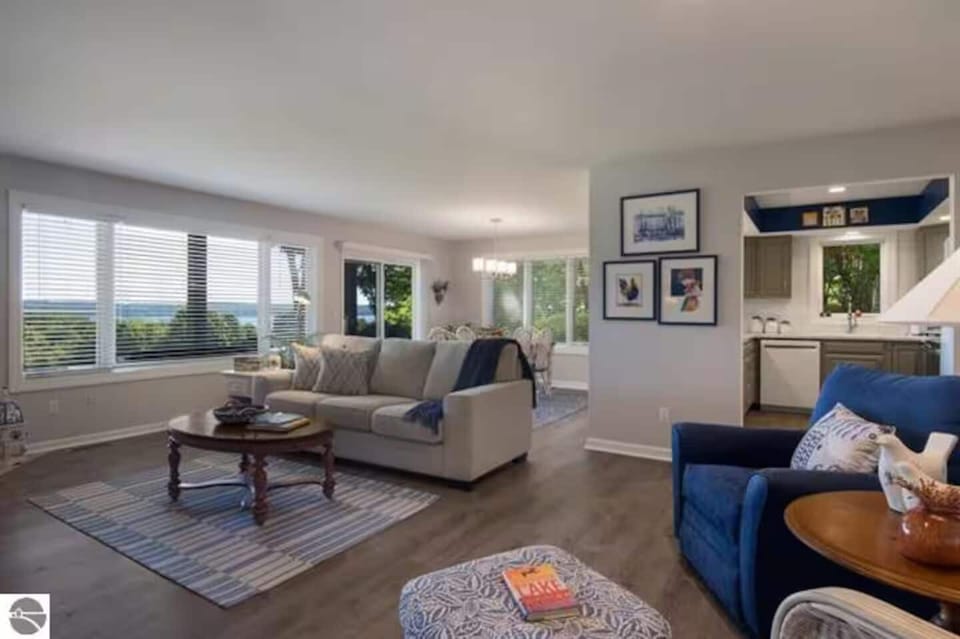 Double Room, Lake View | Living area